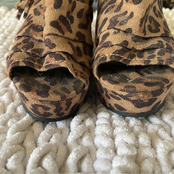 3/$35 ✨ CATO Leopard print wedges - Picture 5 of 9
